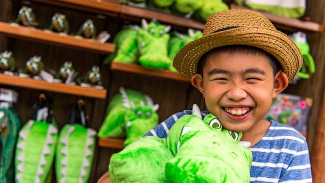 Los 7 LANDS que forman Shanghai Disneyland  Shdr-shop-rainbow-frog-trinkets-hero-new